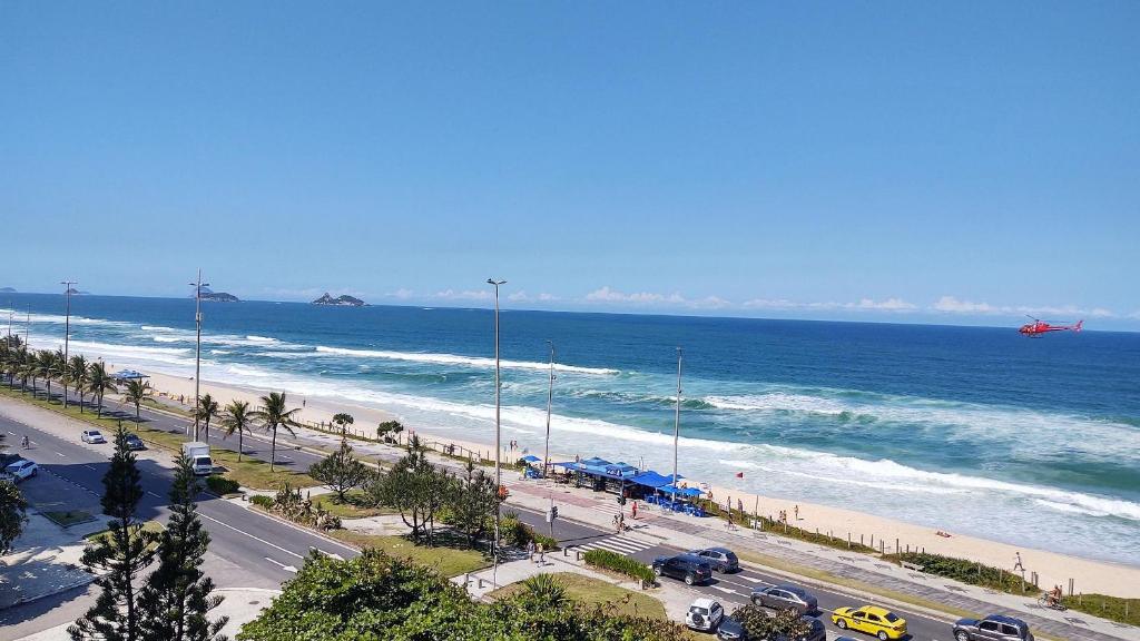- Vistas a la playa y al océano en un plano rojo en Apart Hotel com Maravilhosa Vista Mar na Barra de Tijuca B1-0024, en Río de Janeiro