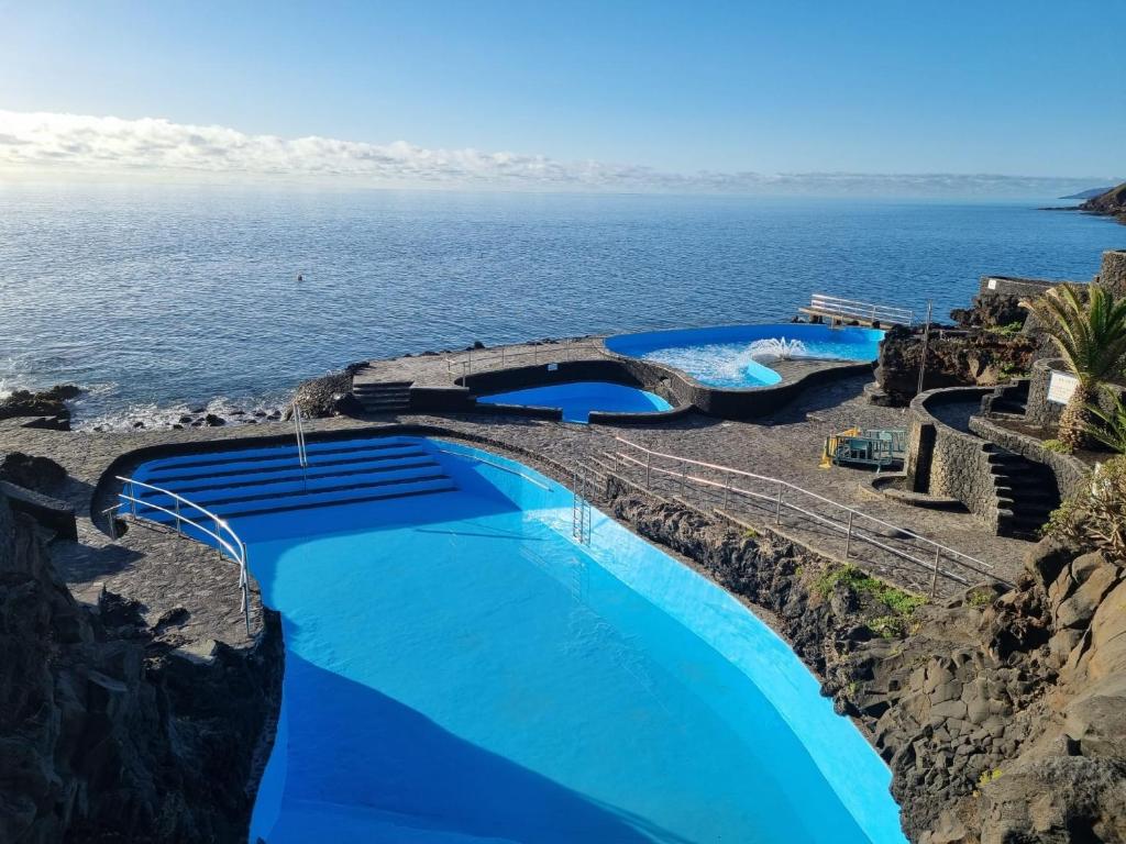 Bazén v ubytování Marea La Caleta El Hierro nebo v jeho okolí