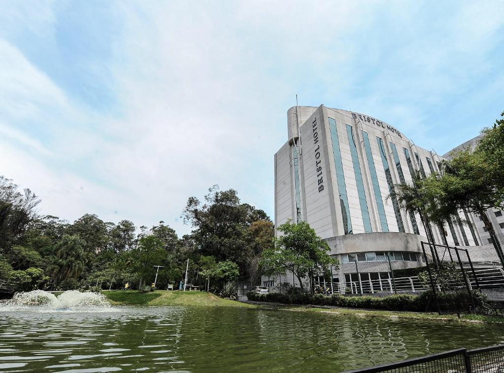 a large building with a pond in front of it at Bristol Santo André ABC São Paulo in Santo André