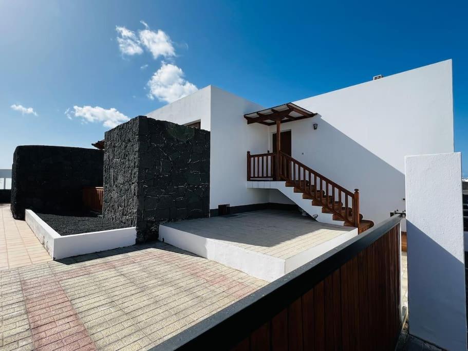 a house with a staircase on the roof at Casa Sueños in Playa Blanca