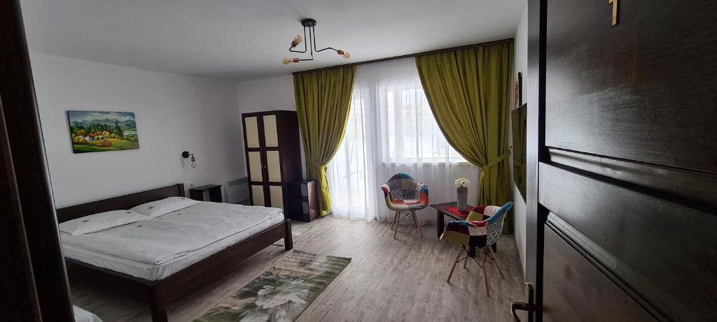 Postel nebo postele na pokoji v ubytování Cabana Floare de Colt 2