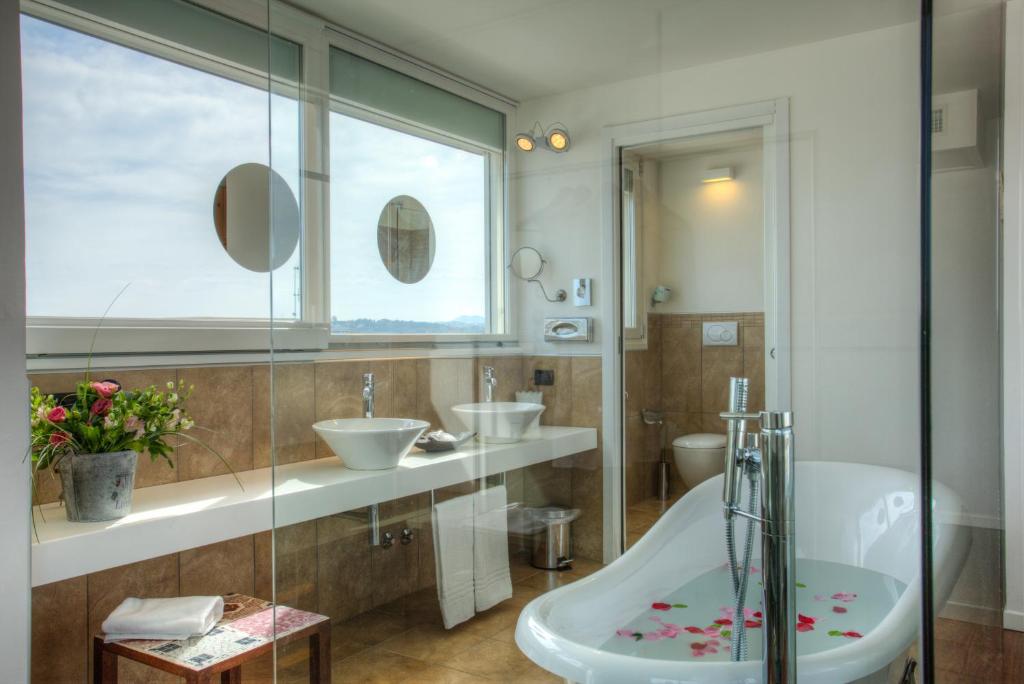 Koupelna v ubytování D-Place Hotel & Suite