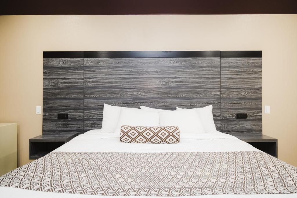 Sapphire Inn & Suites - King Room - Roken