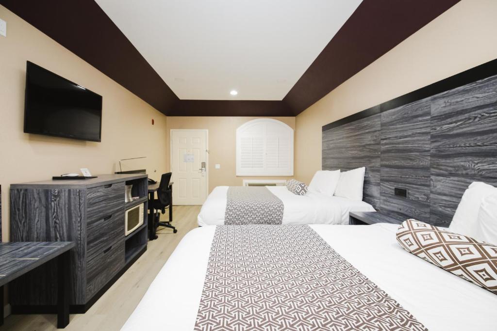 Sapphire Inn & Suites - Queen Room Met Twee Queensize Bedden - Roken