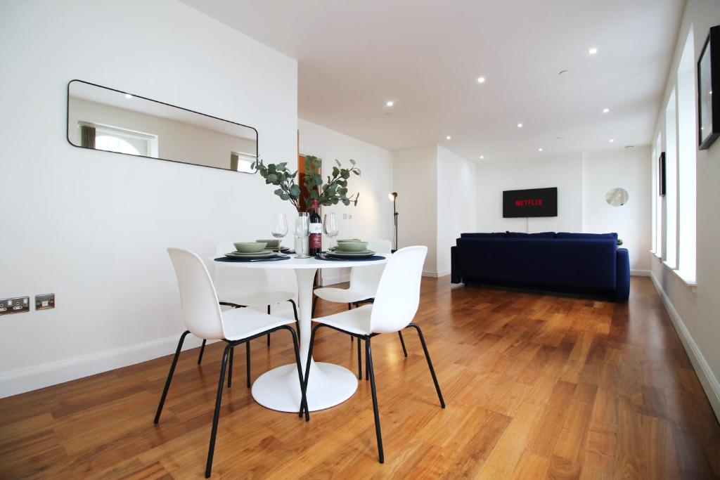 City Centre 306, Perfect for Work & Leisure - Two-Bedroom Apartment