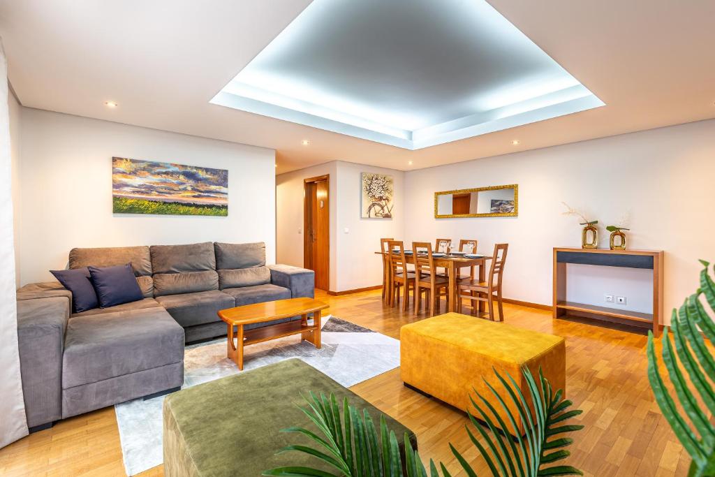 uma sala de estar com um sofá e uma mesa em Machico City Apt em Machico