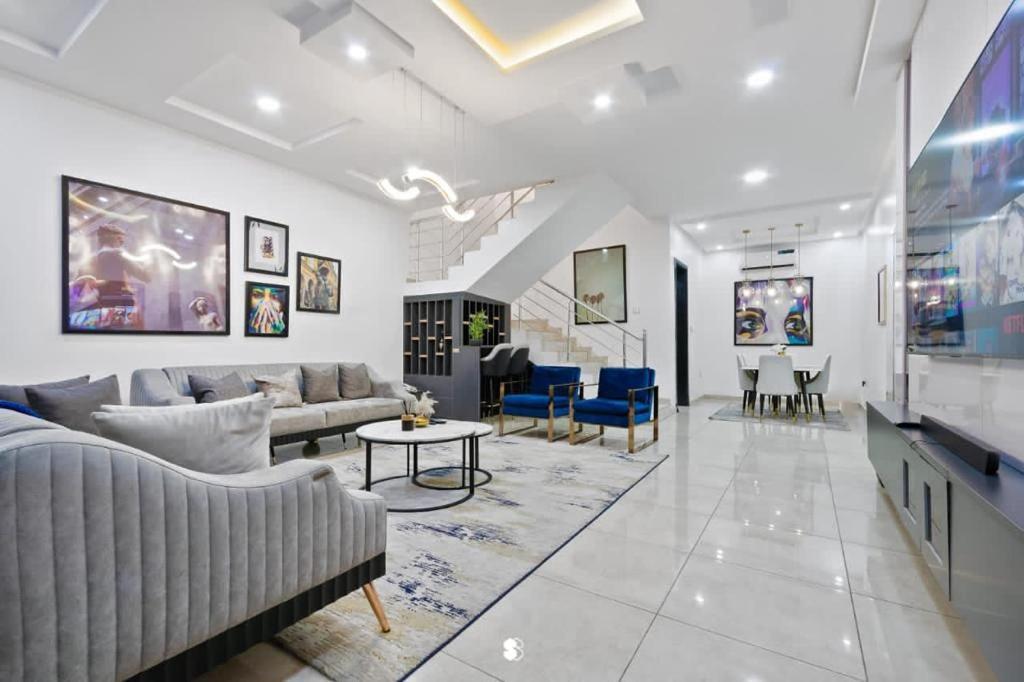 un soggiorno con divano e tavolo di Sophisticated 4-Bedroom Condo in VI a Igboshere