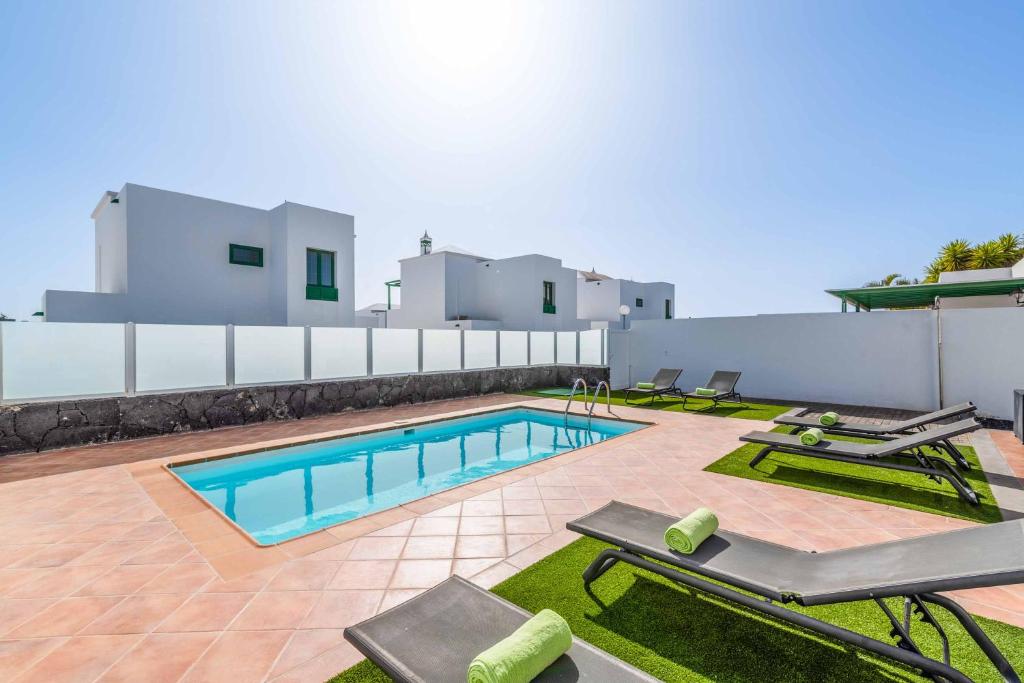 basen na dachu domu w obiekcie Villa Fula w mieście Playa Blanca