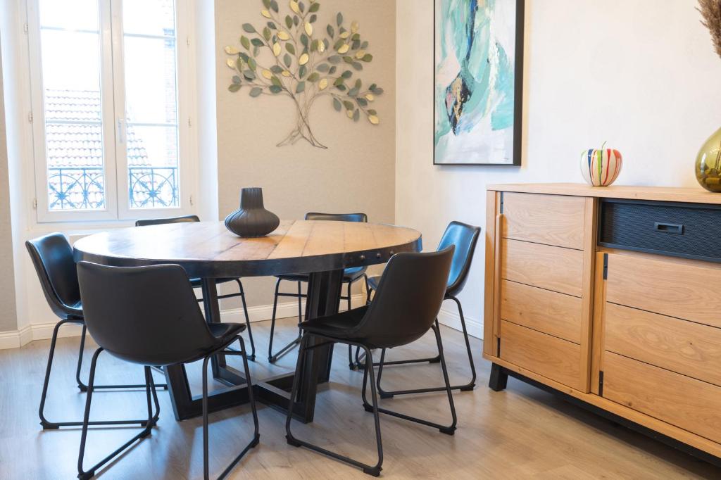 une salle à manger avec une table, des chaises et une commode dans l'établissement Le 11 à 5 min de l'hypercentre d'Epernay 6 personnes, à Épernay