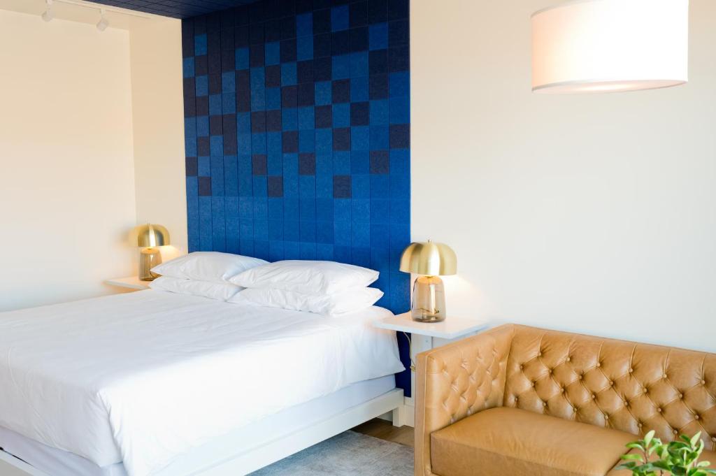 Postel nebo postele na pokoji v ubytování Skyview Hotel
