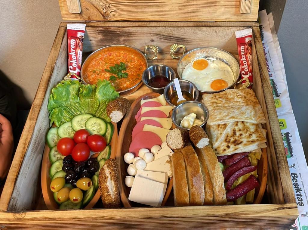 a wooden lunch box filled with different types of food at BLS BUNGALOVE SAPANCA in Sapanca