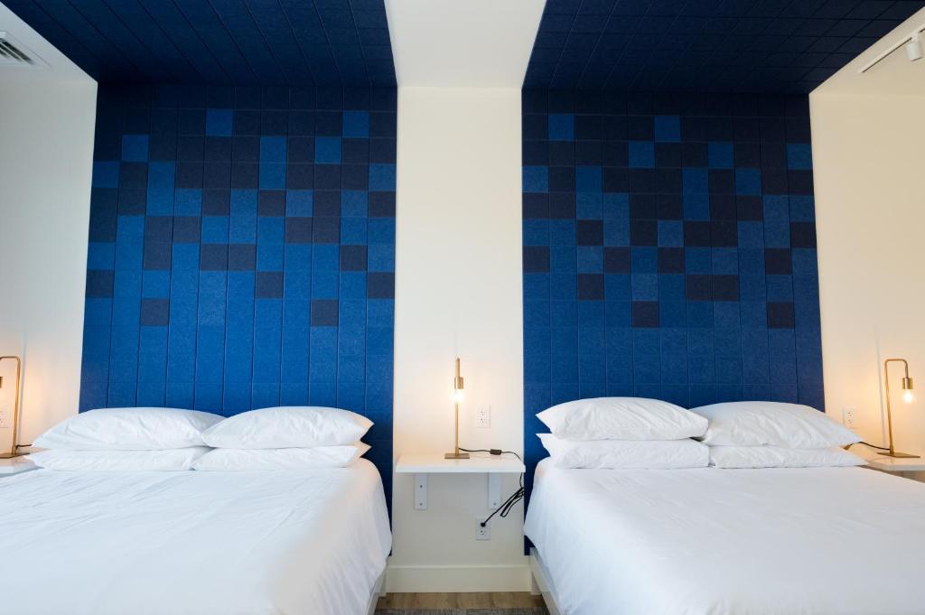 Postel nebo postele na pokoji v ubytování Skyview Hotel