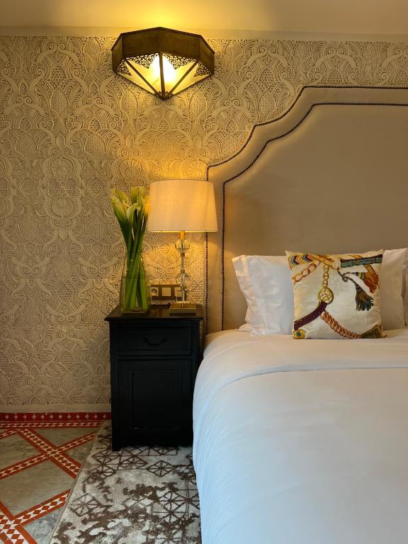 Postel nebo postele na pokoji v ubytování Palais De Fès Suites & Spa