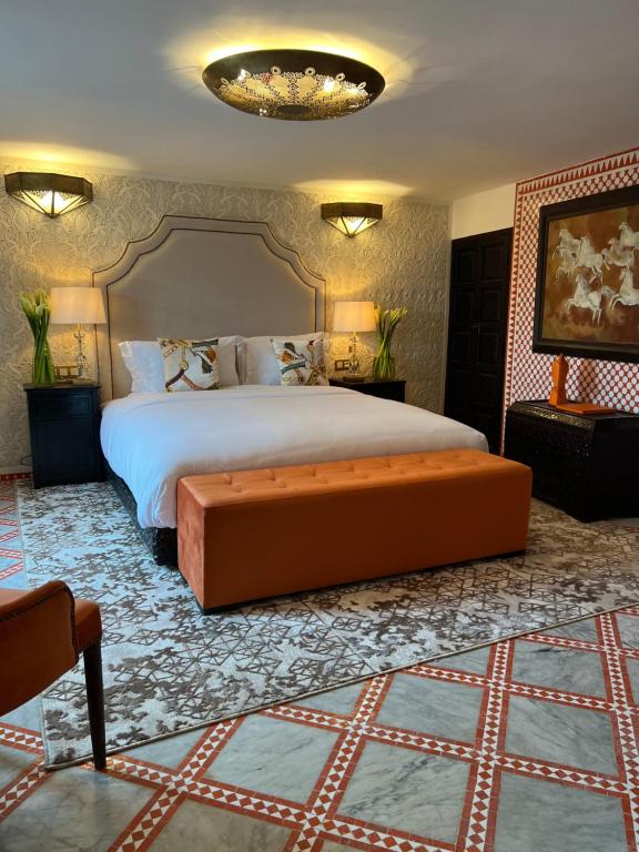Postel nebo postele na pokoji v ubytování Palais De Fès Suites & Spa