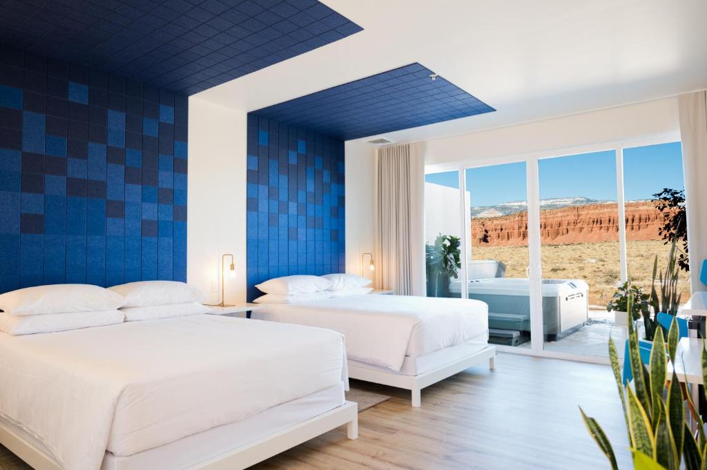 Postel nebo postele na pokoji v ubytování Skyview Hotel