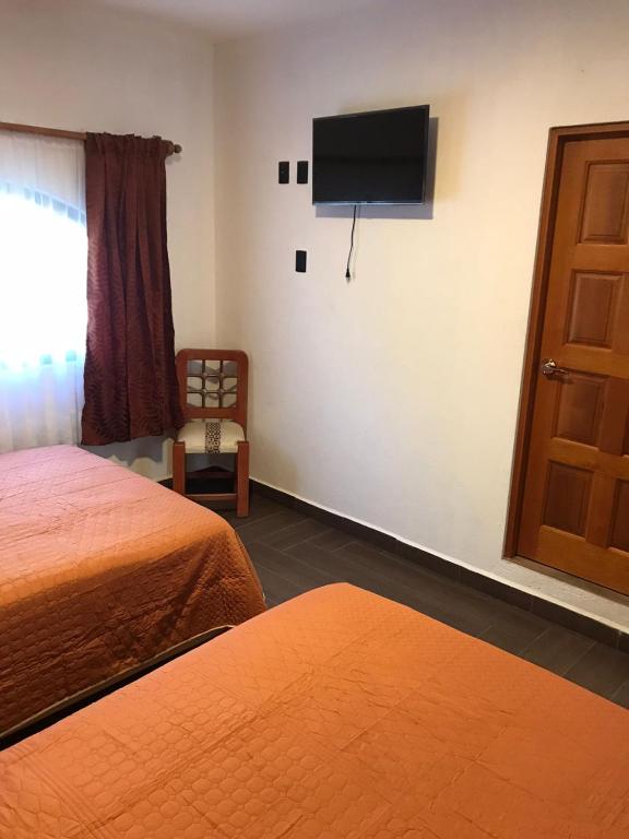 Postel nebo postele na pokoji v ubytování Hostal Casa Flor de Limón