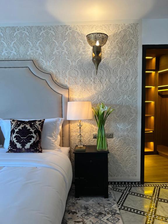 Postel nebo postele na pokoji v ubytování Palais De Fès Suites & Spa