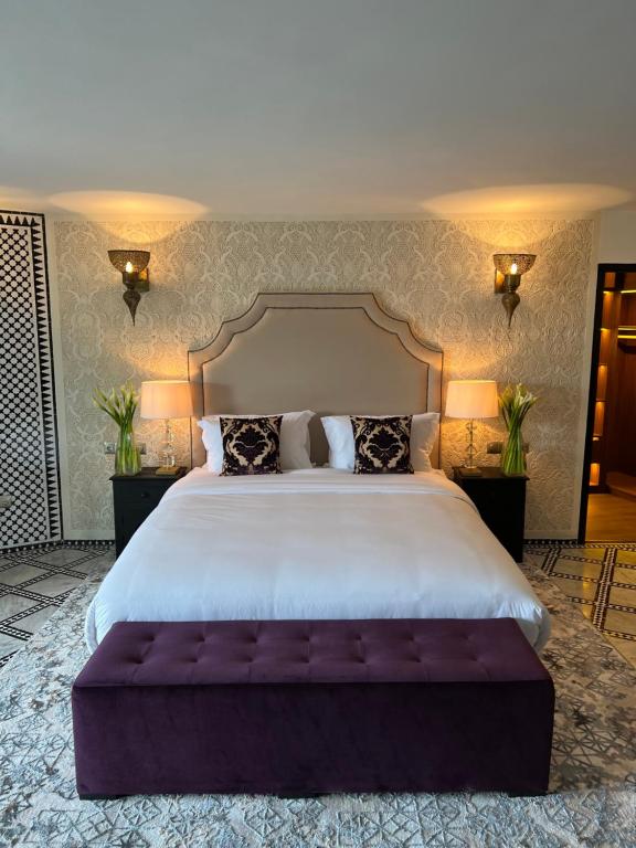 Postel nebo postele na pokoji v ubytování Palais De Fès Suites & Spa