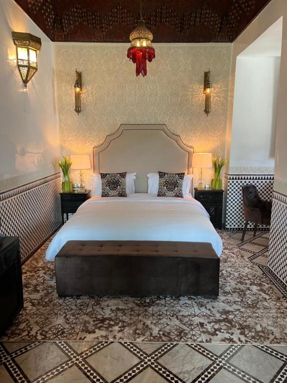 Postel nebo postele na pokoji v ubytování Palais De Fès Suites & Spa