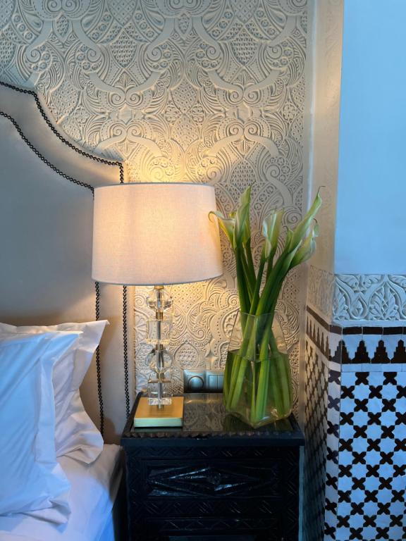 Postel nebo postele na pokoji v ubytování Palais De Fès Suites & Spa