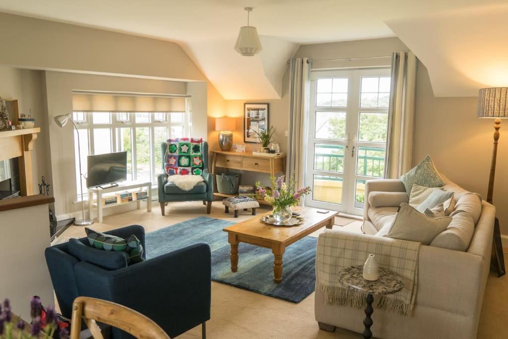 una sala de estar con un sofá y una mesa en The Folly Bushmills, en Bushmills