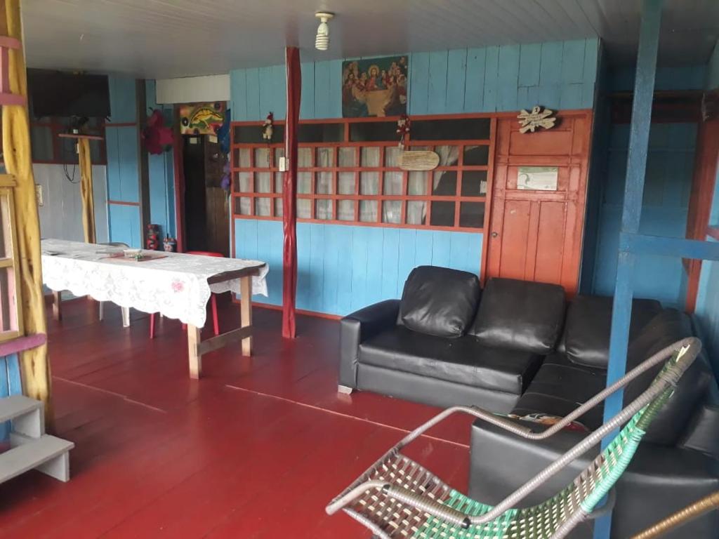salon z kanapą i stołem w obiekcie Hostal tachiwa w mieście Puerto Nariño