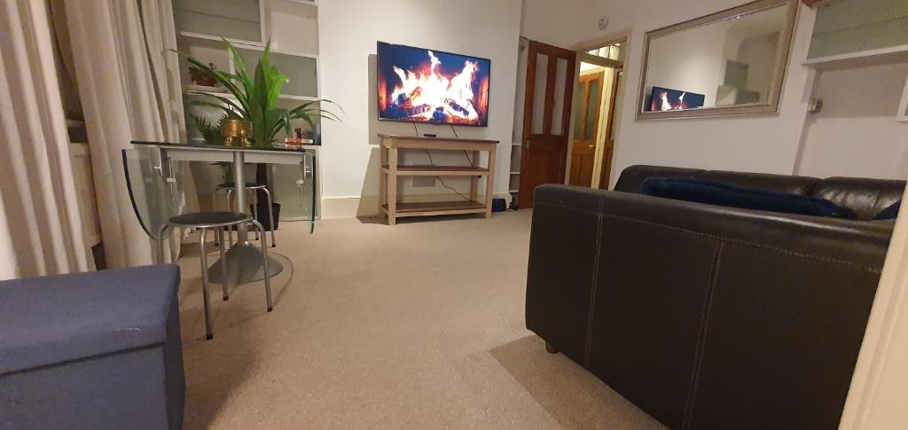 Walk to London Bridge En Suite Apartment with Kitchen - One-Bedroom Apartment