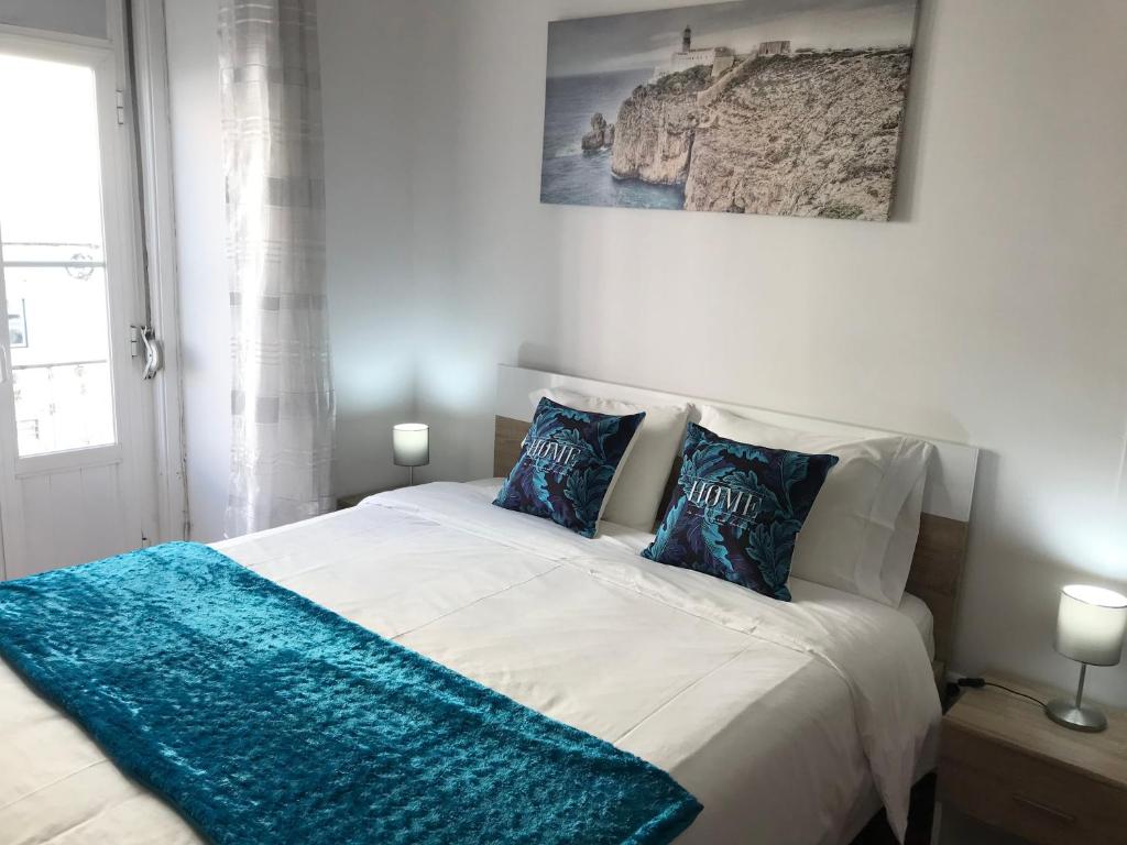 Un dormitorio con una cama con una manta azul. en Bedroom Elegance Blue, en Lisboa