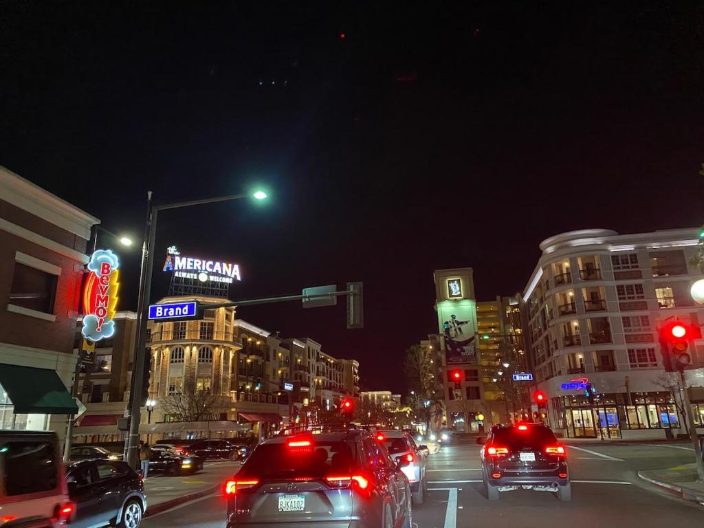 uma movimentada rua da cidade à noite com carros parados num semáforo em Glendale Americana 2 Bedroom 2 Bathroom Condo em Glendale