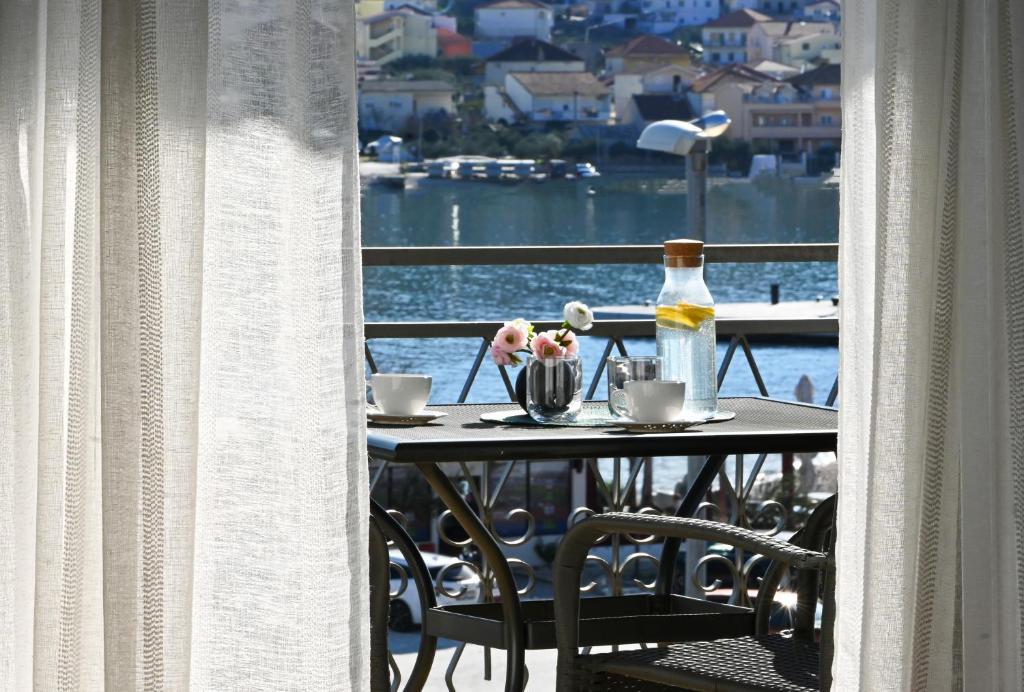einen Tisch mit Tassen und eine Flasche Wein auf dem Balkon in der Unterkunft Holiday house Vukman in Trogir