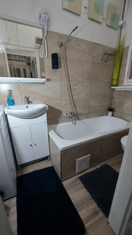 Kúpeľňa v ubytovaní Gecko Centrum Studio Apartman