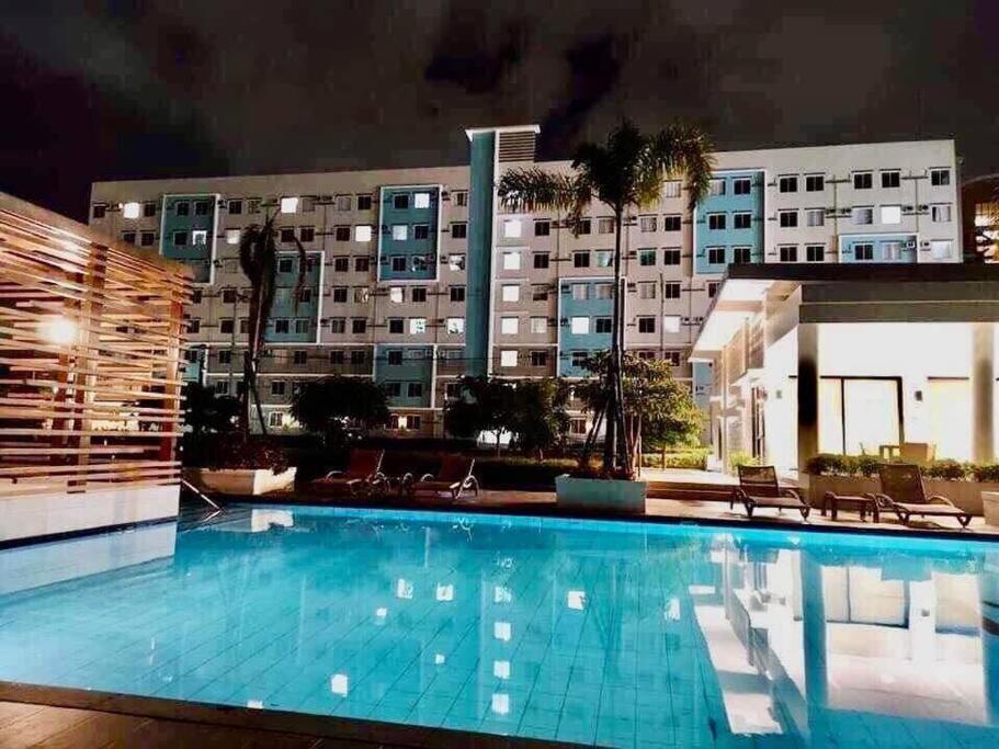 ダバオシティにあるCondo in Davaoの建物の前の大きなプール