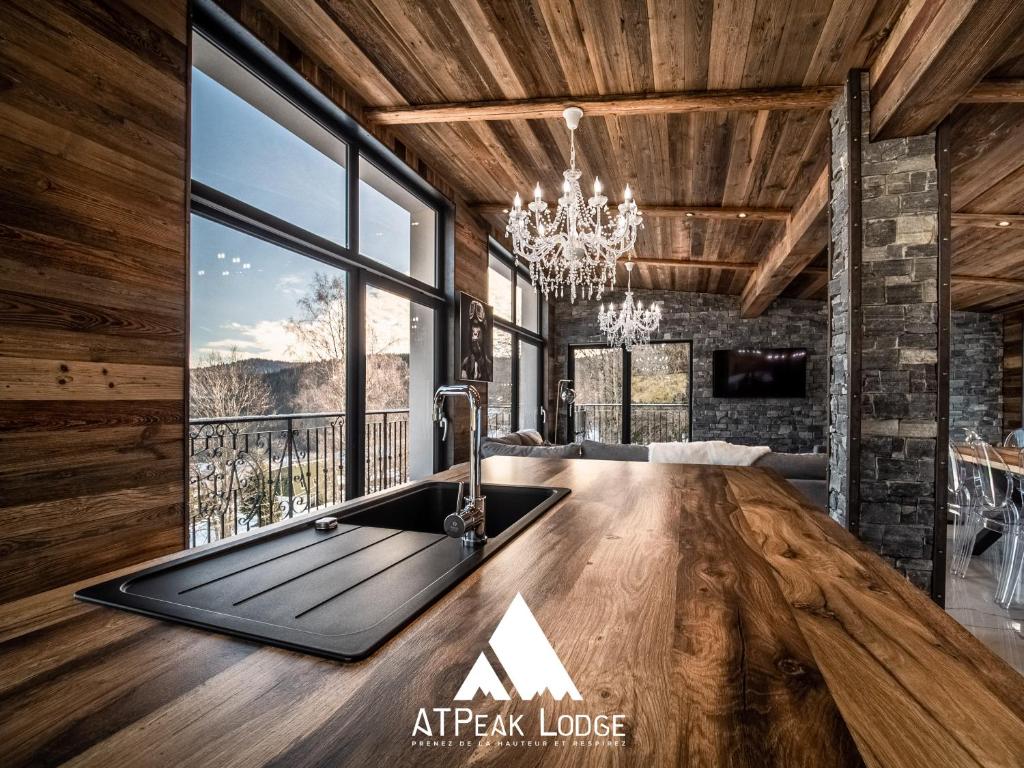 une cuisine avec un évier et une grande fenêtre dans l'établissement ATPeak Lodge Maison de Montagne d'exception, à Xonrupt-Longemer