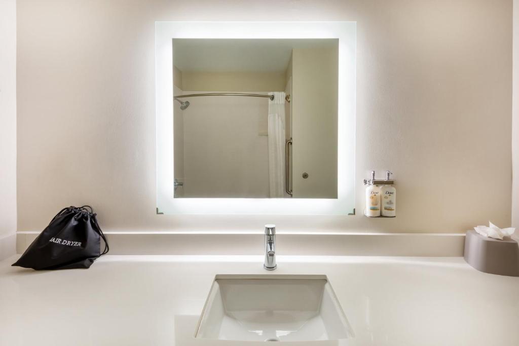 Holiday Inn Express Vermilion by IHG - Standaard King Kamer Met Extra Ruimte