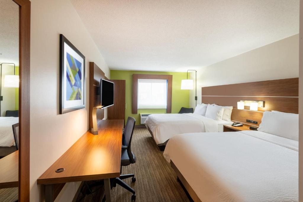 een hotelkamer met 2 bedden en een bureau bij Holiday Inn Express Cleveland - Vermilion, an IHG Hotel in Vermilion
