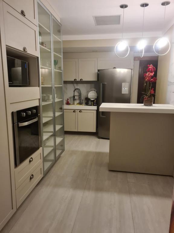 uma grande cozinha com um frigorífico e uma bancada em Casa Inteira com 3 Quartos em São Luís