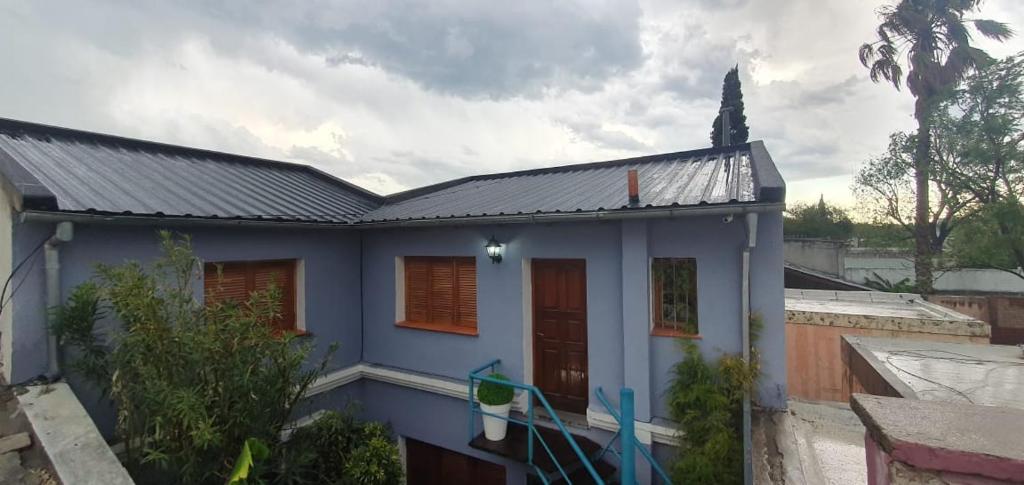a blue house with a black roof at Departamentos La Marthita in Villa Mercedes