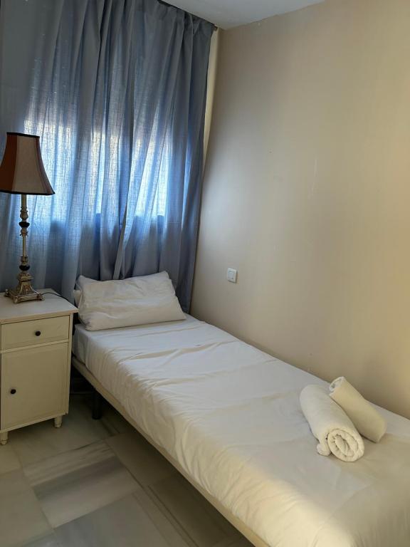 Postel nebo postele na pokoji v ubytování ATICO TRIANA CON PISCINA PRIVADA