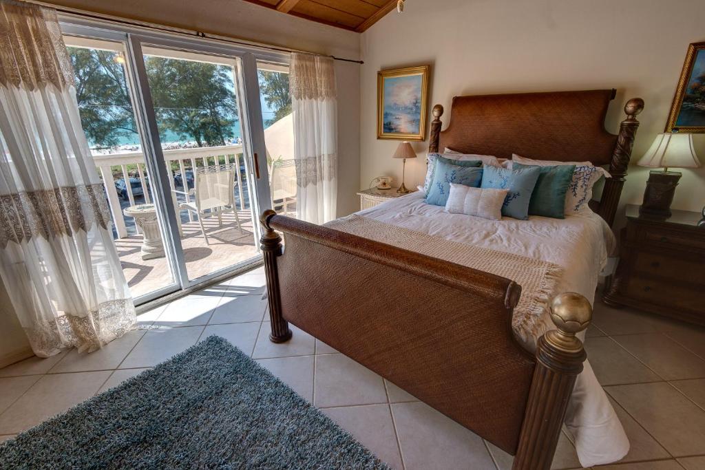 A bed or beds in a room at Lovely Gulf View Walk To Beach All Appliances