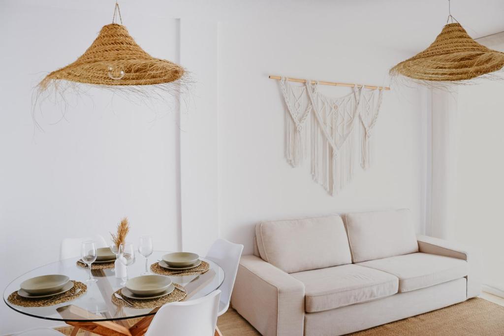 uma sala de estar branca com um sofá branco e uma mesa em Casa Mahalo - Modern Apartment with Pool, Minutes from Spectacular Beaches em Parque Holandes