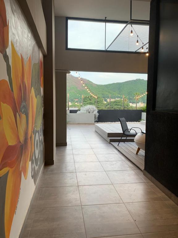 una sala de estar con una pintura floral en la pared en Departamento BALCARCE en Salta