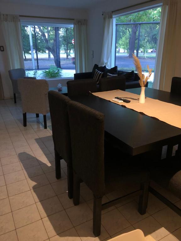 comedor con mesa, sillas y sofá en Alojamiento en San Rafael en San Rafael
