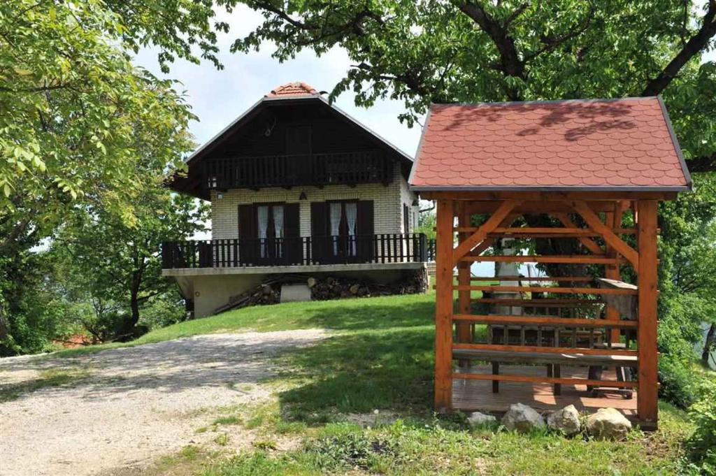 uma casa com um gazebo em frente em Holiday home in Loka pri Zusmu Stajerska Untersteiermark 26086 