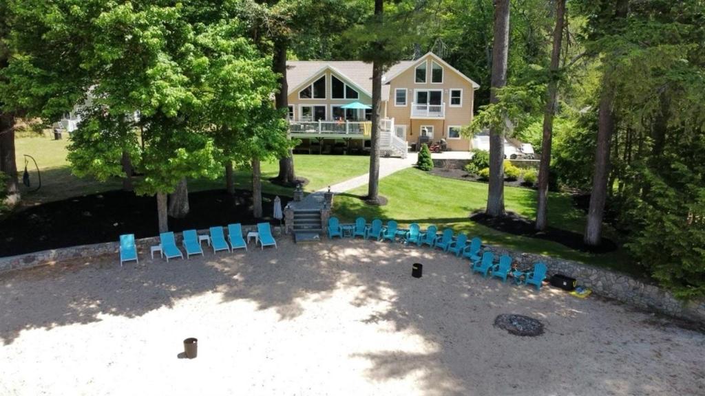 eine Gruppe blauer Stühle auf einem Hof in der Unterkunft SANDY COVE - LIMIT 14 villa in North Sebago