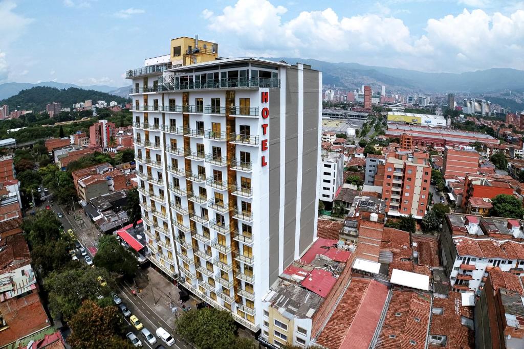 una vista aérea de un gran edificio blanco en una ciudad en Hotel Dorado La 70 en Medellín