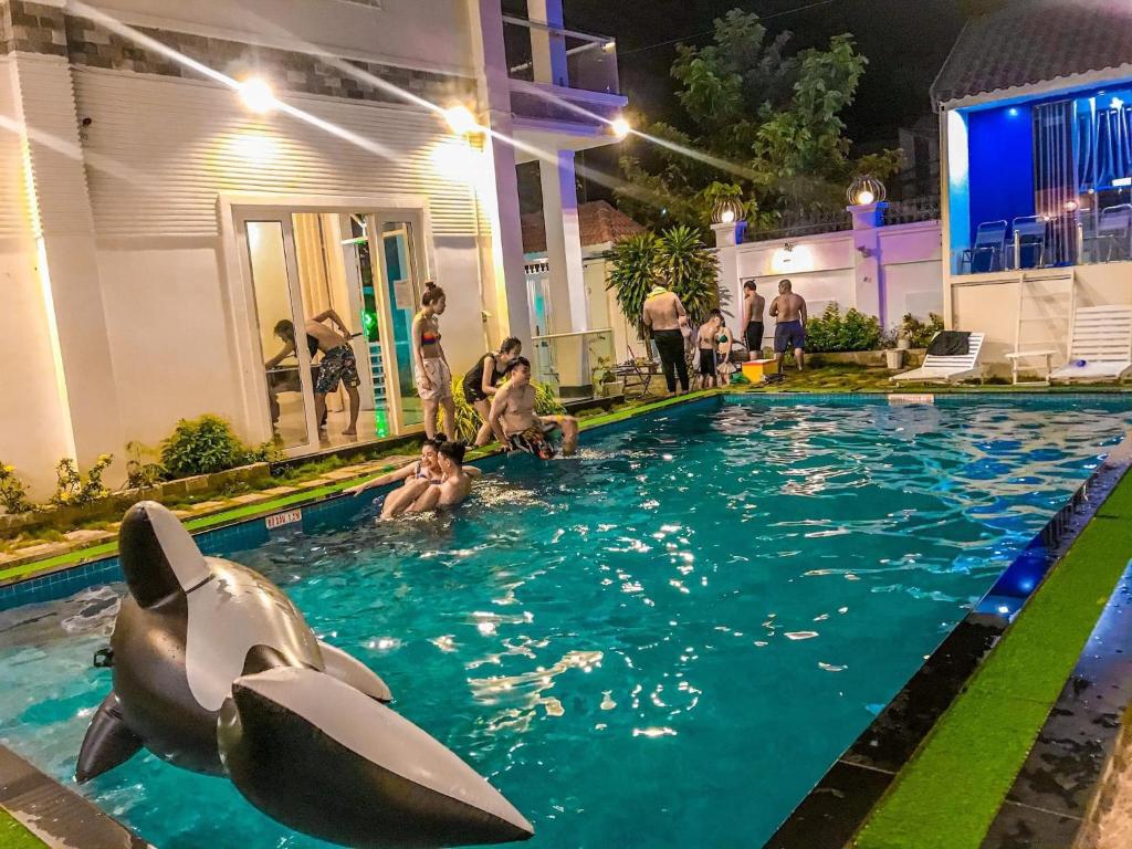ブンタウにあるRio 02 homestayのイルカが泳ぐスイミングプールの一群