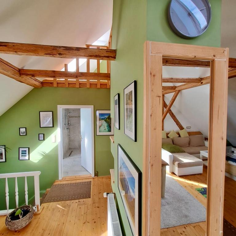 Postel nebo postele na pokoji v ubytování Entire Loft close to Beautiful Logar Valley