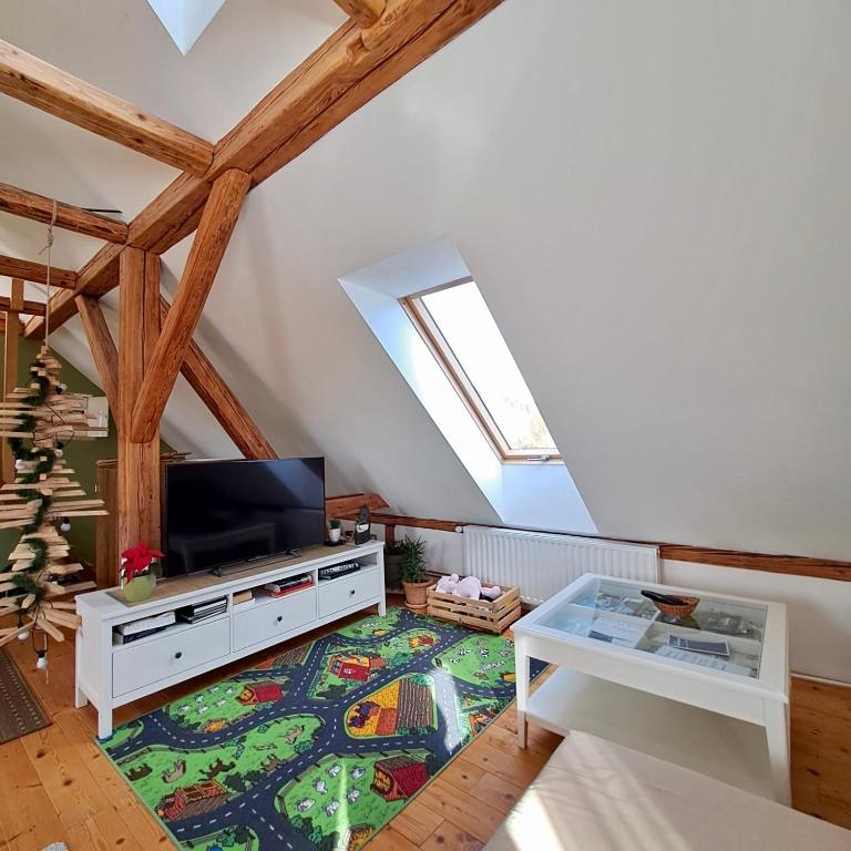 TV a/nebo společenská místnost v ubytování Entire Loft close to Beautiful Logar Valley