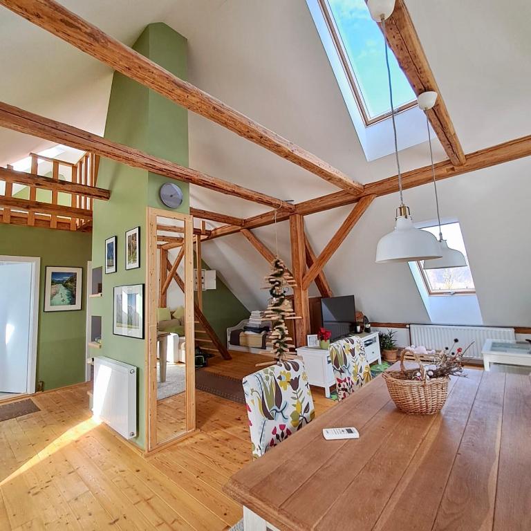 Posezení v ubytování Entire Loft close to Beautiful Logar Valley