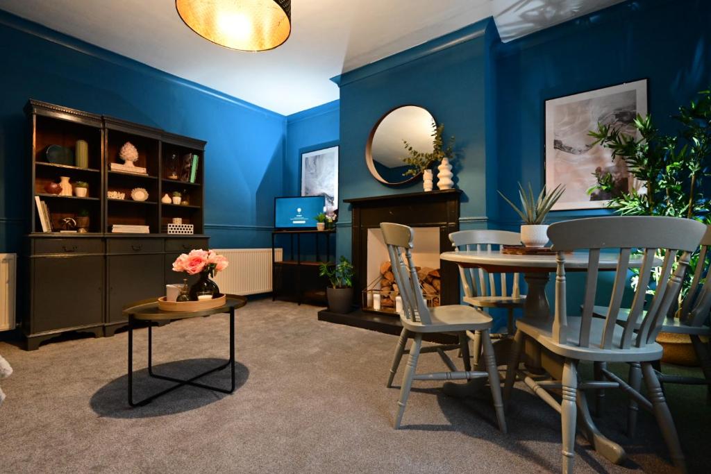 uma sala de jantar com paredes azuis e uma mesa e cadeiras em Luxury accommodation in Durham centre em Durham
